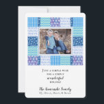 De Festividades Snow Hearts Blue Quilt Winter Holiday Cartão com f<br><div class="desc">Apenas um simples design de "colcha" para um simples cartão com fotos de férias adaptável para o Natal, Hanukkah, solstício de inverno, Ano Novo e muito mais. Padrões de flocos de neve, corações, xadrezes e bolinhas em tons de azul e roxo cercando sua escolha de foto. Adicionamos uma cor aqua...</div>