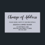 De Informações Alteração mínima e elegante do cartão azul empoeir<br><div class="desc">Mantenha seus amigos e familiares atualizados com seu novo endereço usando esses cartões de gabinete simples e elegantes. As notas versáteis leem "Mudança de endereço" na frente e "Mantenha em contato!" no verso, usando uma fonte moderna, negrito e manuscrita. Use os campos modelo para adicionar todos os seus próprios detalhes...</div>