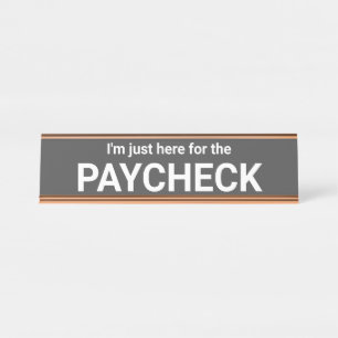 De Mesa Estou aqui para a placa do nome do Paycheck