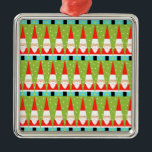 De Metal Ornamento quadrado do papai noel geométrico retro<br><div class="desc">Toda a maneira você olha-a esta papai noel que geométrico retro o ornamento quadrado é feriado puro irrisório! É fileiras de Santa. Não, é fileiras de árvores de Natal. Não, é fileiras de Santa deu forma como árvores de Natal e fileiras de árvores de Natal verdes animadores com bolinhas brancas....</div>