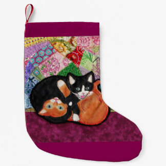 De Natal Pequena Gatinhos que jogam na meia da edredão da herança