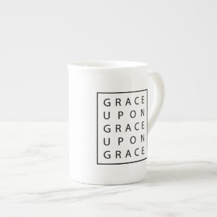 De Porcelana Benevolência em cima da caneca moderna da