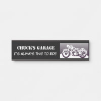 Placa conhecida da garagem da motocicleta