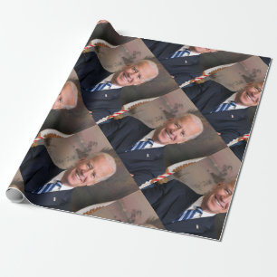 De Presente Joe Biden embrulhando papel