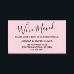 De Visita Tipografia Rosa Pastel Elegante Cartão "Nós nos mu<br><div class="desc">Mantenha seus amigos e familiares atualizados com o seu novo endereço usando estes simples e elegantes cartões de anexo. As notas versáteis trazem "Mudamos" na frente e "Mantenha-se em contato!" no verso, usando uma fonte moderna, casual e manuscrita. Use os campos do modelo para adicionar todos os seus próprios detalhes...</div>