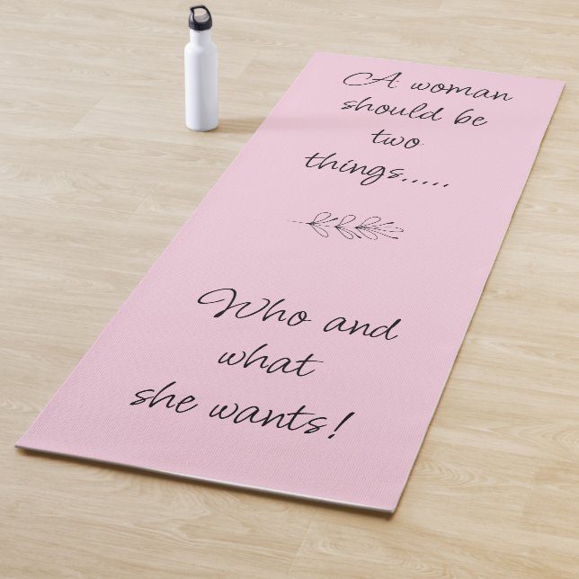 De Yoga Encorajar o tapete yoga, mulher forte (In Situ)