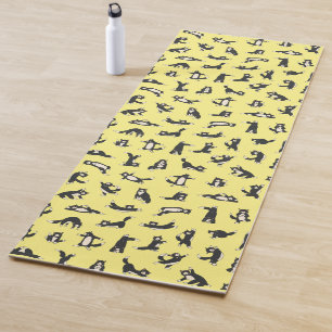 De Yoga Gatos pretos e brancos engraçados fazendo tapete d