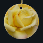 Decoração cor-de-rosa personalizada ornamento do<br><div class="desc">Ornamento cor-de-rosa românticos decorações clássicas personalizadas da flor do rosa amarelo do feriado seu nome que Wedding aqui enfeites de natal românticos customizáveis do rosa amarelo da lembrança, lembranças & presentes cor-de-rosa dos ornamento das decorações neutras cor-de-rosa do feriado de Hanukkah dos presentes para o aniversário de casamentos eu te...</div>