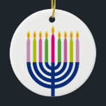 Decoração dos feriados do menorah | do ornamento |<br><div class="desc">" Ornamento redondo cerâmico de Hanukkah feliz" que caracteriza um Menorah colorido.</div>