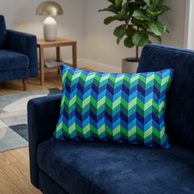 Decorativa Almofada de Acabamento com Ombre Chevrons Azul Ver (Blue Green Ombre Chevrons Accent Pillow on a blue sofa in a modern style living room.)