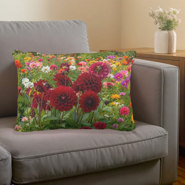 Decorativa Almofada de Acento com Dálmata Burgundy (Accent pillow with burgundy dahlias and assorted flowers)