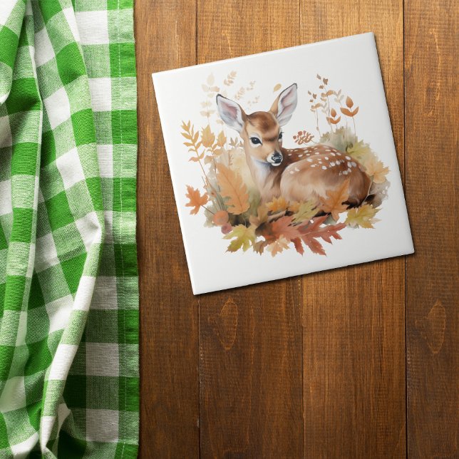 Deer Fawn nas Folhas do outono (Criador carregado)