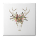 Deer Skull e Flores<br><div class="desc">Deer Skull & Flowers I por Naomi McCavitt. Apresenta um crânio de cervo com flores e penas colocadas na cabeça.</div>