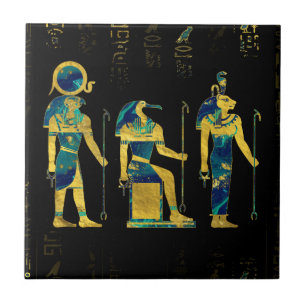 Deidades egípcias em hieroglyphics ouro e mármore