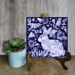 Delft Blue Bunny Rabbit Bird Dedham Elegante Russo<br><div class="desc">Meu coelho azul e branco original, coelho e design de pássaros, foi pintado com esmaltes cerâmicos e forno disparado sobre um azulejo. Um coelho e aves estão rodeados por flores estilizadas, folhas e vinhas inspiradas em velhas designs de cerâmica asiática, Delft e Dedham. Apelação a coelhos e amantes de os...</div>