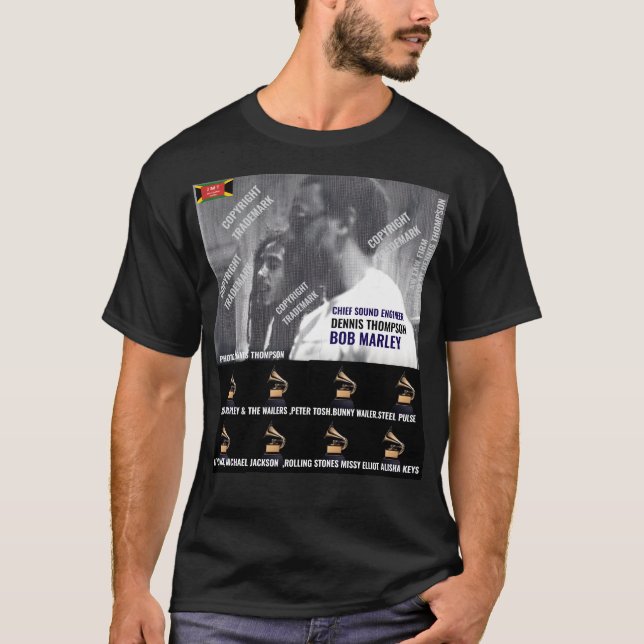 DENNIS THOMPSON. Camiseta Básica Preta (Frente)