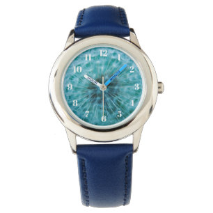 Dente-de-leão no relógio do miúdo azul