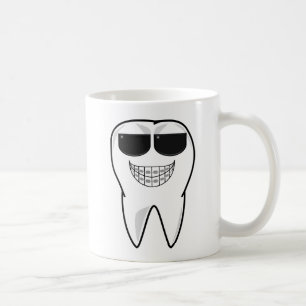 Dente legal PERSONALIZADO com a caneca dos óculos