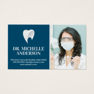 Dentista segurando ferramentas dentárias   Logoti