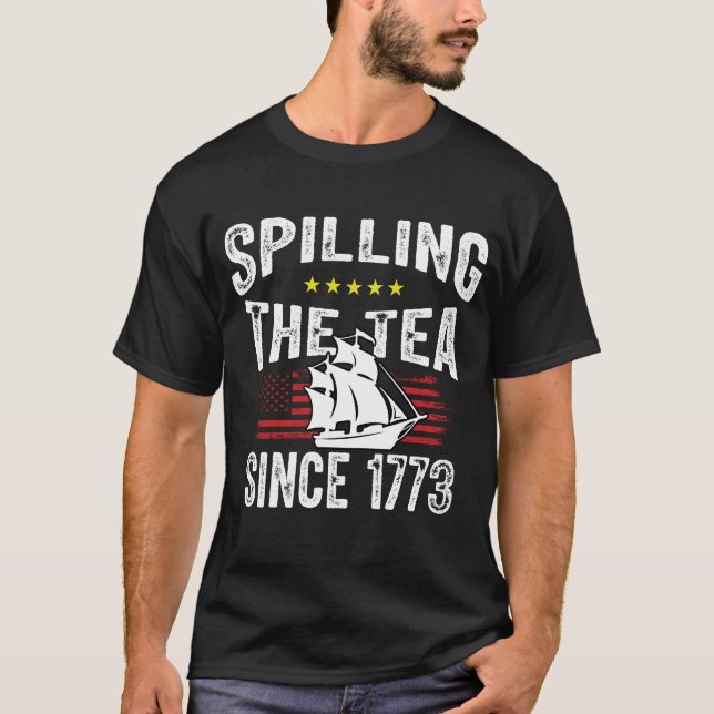 Derramando o Chá Desde 1773 Camiseta do 4 de Julho (Frente)