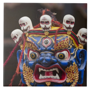 Desempenho de dança mascarada no Festival Tshechu