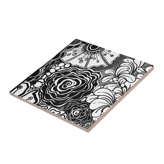 Desenho Floral em Preto e Branco com Padrão Zen (Lateral)