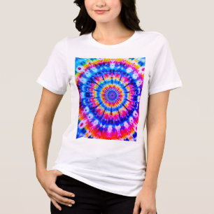 Desenho Tie Die em uma camiseta branca de manga cu