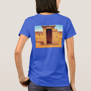 Desert Outhouse, mulher azul camiseta atrás