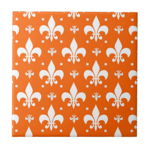Design de padrão de flor-de-lis com fundo laranja
