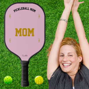 Design Elegante Esportivo Rosa com Nome da Mãe Per