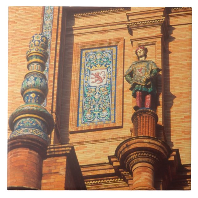 Detalhe da estátua cerâmica na Plaza de Espana em (Frente)