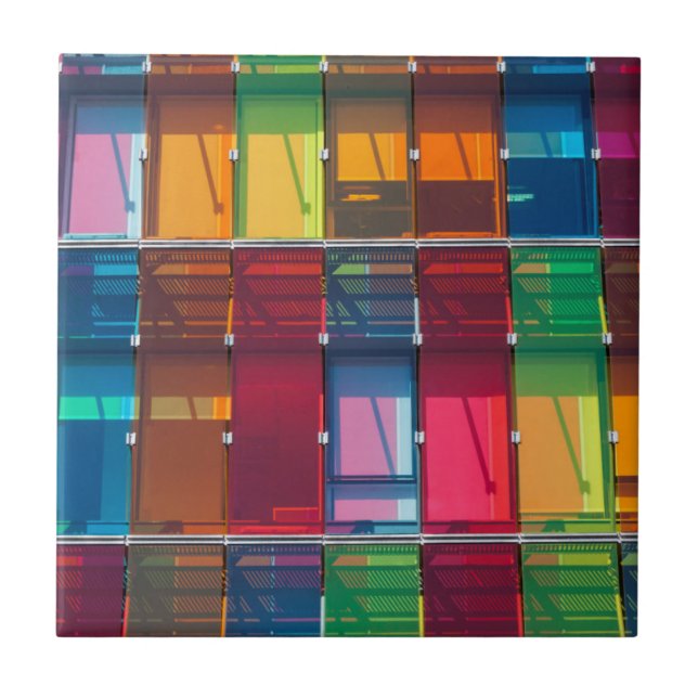 Detalhe de edifício comercial multicolorido (Frente)