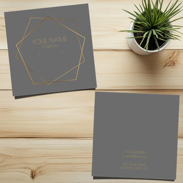 Detentor geométrico de cinza de pentagres de ouro (Grey and gold stud earring display card with geometric frame)