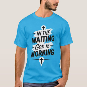 Deus está trabalhando na camiseta cristã