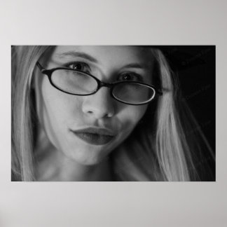 Deusa Esmirando poster em B&W