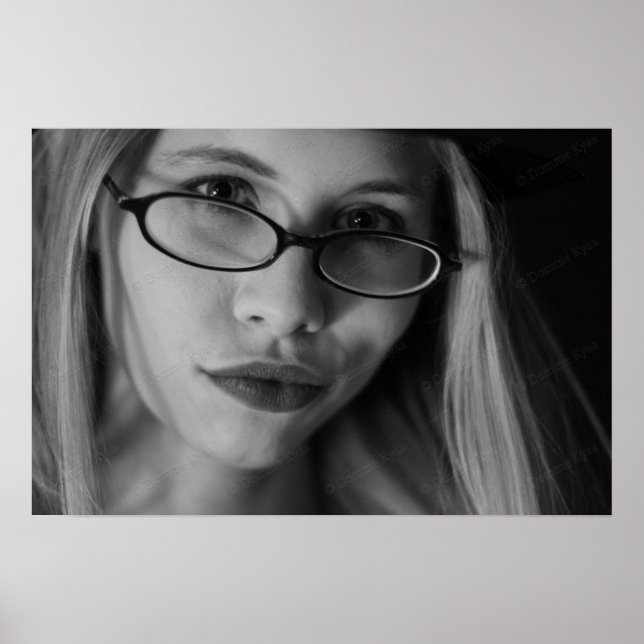 Deusa Esmirando poster em B&W (Frente)