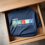 Dia de os pais Feliz de Elementos de Mesa Periódic<br><div class="desc">Celebre o Dia de os pais de forma científica com nossa engenhosa T-Shirt Mesa Periódica! Criado com os elementos da mesa periódica, a palavra "Pai toma palco central, fazer-o o dom perfeito e brincalhão para os pais gênios! Nossa design apresenta o Dia de os pais Feliz! vale mais do que...</div>