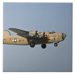 Diamond Lil B-24 Bombardeiro, pousando em Oshkosh,