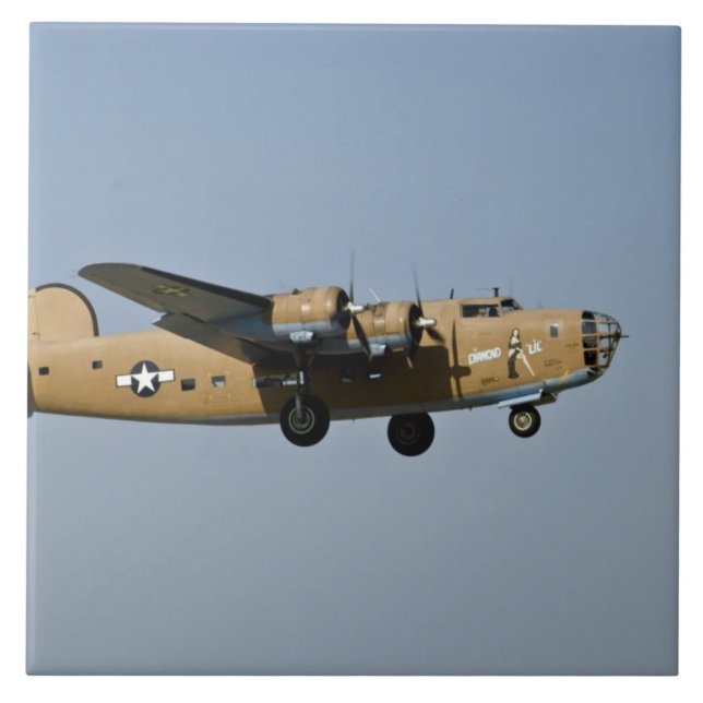 Diamond Lil B-24 Bombardeiro, pousando em Oshkosh, (Frente)