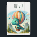 Dinossauro bonito voando num balão de ar quente<br><div class="desc">Deixe seu pequeno explorador voar acima das nuvens com esta capa de ipad personalizada apresentando um encantador dinossauro em uma aventura mágica de montanha! Imaginem um balão de ar quente vibrante a derivar sobre picos majestosos, criando uma cena balnear. Também é personalizado exclusivamente com o nome do seu filho, fazer...</div>
