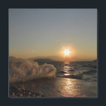Disparadores de ondas na Croácia Slatine<br><div class="desc">A imagem mostra a ilha pitoresca de Ciovo, que se estende ao largo da costa da aldeia de Slatine. O céu à noite é banhado em cores quentes à medida que o sol desaparece atrás das majestosas montanhas no horizonte. A cena exude uma atmosfera pacífica e romântica. Na costa da...</div>