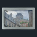 Distrito histórico na cidade de Quebec<br><div class="desc">Uma cena de rua na histórica cidade de Quebec, com o famoso Chateau Frontenac no fundo. Personalização de 100%. Clique no botão PERSONALIZAR para adicionar, mover, excluir, redimensionar ou alterar qualquer uma das fontes ou gráficos.</div>