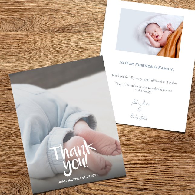 Divertido, sua foto, garoto, cartões de agradecime (Baby feet thank you card with modern script and photo.)
