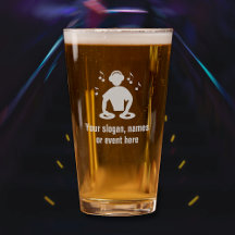 DJ em mesas-redondas com fones de ouvido e música 