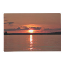 Do rosa Vermilion do por do sol do lago