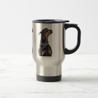 Doberman com a caneca de viagem Sneaky do olhar