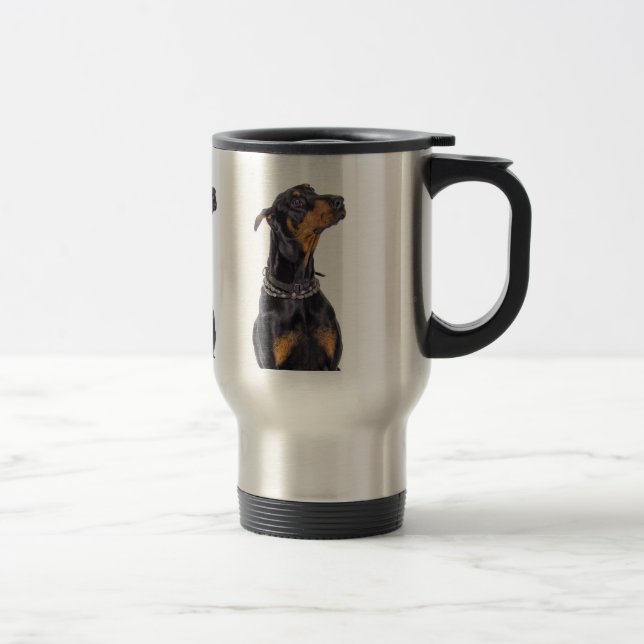 Doberman com a caneca de viagem Sneaky do olhar (Direita)