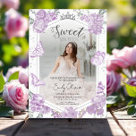 Doce 16 Foto de Lavanda de Borboleta de Convite<br><div class="desc">Celebre seu Sweet 16 da forma mais encantadora! Nossos convites florais Dusty Blue,  adorados com borboletas delicadas,  dão o tom para uma celebração caprichosa. Completem-nos com o nosso espetacular confete para um pop alegre! Transforme seu partido em um florescimento eufórico e crie memórias tão coloridas quanto nossos convites.</div>