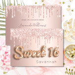 Doce 16 rosa dourado cor-de-rosa 16.o convite<br><div class="desc">Para uma doce 16, 16 festa de aniversário. Um fundo metálico falso de rosa dourado, com aspecto de folha de fundo, com rosa dourado e brilho rosado, aparência de pingar. O texto: Sweet 16 é escrito com uma fonte no estilo do balão. Personalizar e adicionar um nome e detalhes da...</div>