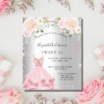 Doce 16 vestido cor-de-rosa-prateado convite para<br><div class="desc">Um convite moderno,  na moda e glamouroso para uma doce festa de aniversário 16,  16. Um fundo metálico prateado sujo com brilho sujo rosa,  faíscas,  um vestido e flores cor-de-rosa pinceladas. O nome é escrito com um moderno estilo escrito à mão. Personalize e adicione os detalhes da sua festa.</div>